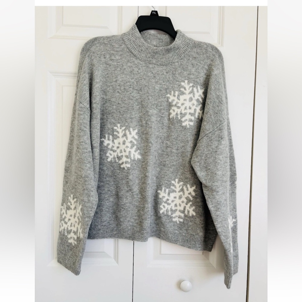 Gray Snowflake Crewneck Sweater - Brand Unspecified